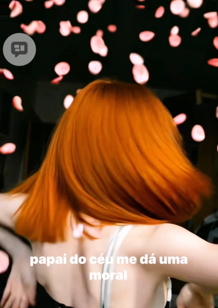 A ruiva do blog CopyPASTE está de costas para você com seu cabelo vermelho e  lindo num fundo preto